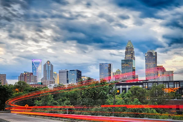 Şehir merkezinde Charlotte North Carolina Skyline dramatik gökyüzü ile — Stok fotoğraf