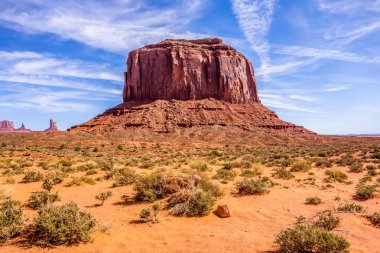 Mavi gökyüzünün altında anıt Vadisi