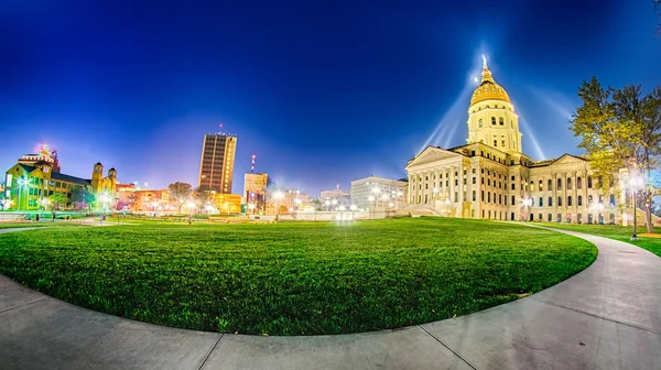 Topeka kansas centrum 's nachts — Stockfoto