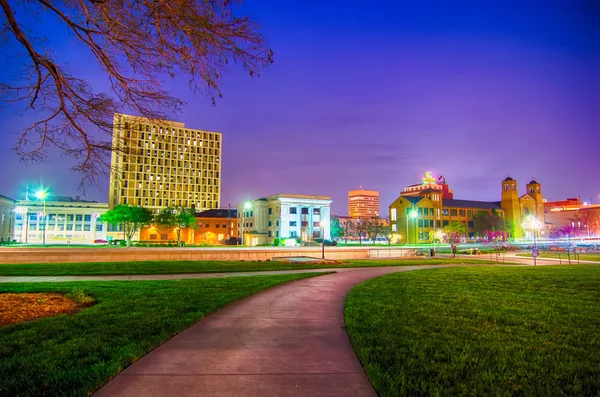 Topeka kansas centre-ville la nuit — Photo