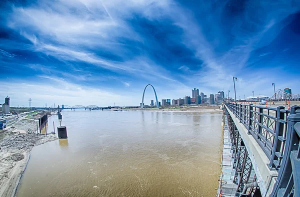 Saint louis (Missouri) centrum bij daglicht — Stockfoto