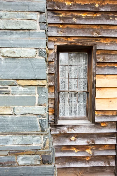 Gerestaureerde historische houten huis in het uwharrie bergen forest — Stockfoto