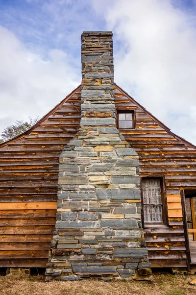 Obnoven historický dřevěný dům v lese uwharrie hory — Stock fotografie