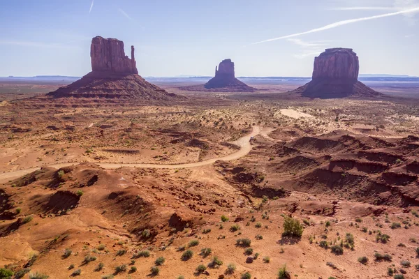 Monument valley onder de blauwe hemel — Stockfoto