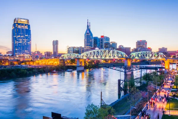 Nashville Tennessee skyline en el centro de Shelby Street Bridge — Foto de Stock