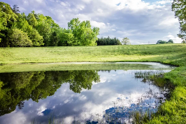 Hermoso paisaje y reflejos en el agua — Foto de Stock