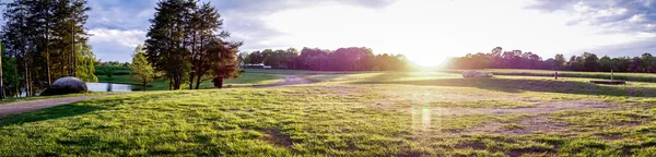 Zonsondergang over groene boerderij veld — Stockfoto