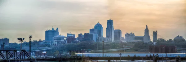 Skyline van de stad van Kansas bij zonsopgang — Stockfoto