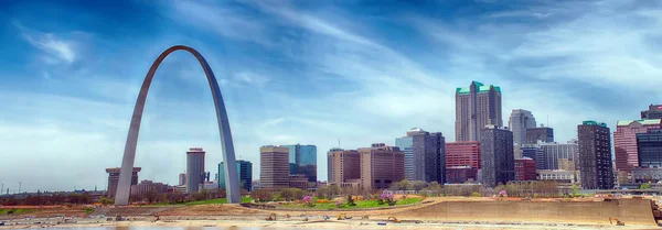 Saint Louis Missouri in centro alla luce del giorno — Foto Stock