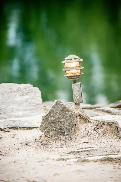 水による岩石のムード照明照明器具 — ストック写真