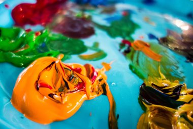 Karma yağlı boya ile çeşitli renkler Palet üzerindeki