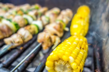 biftek shishkabob şiş üzerinde yanan ızgara yemek vegitables ile