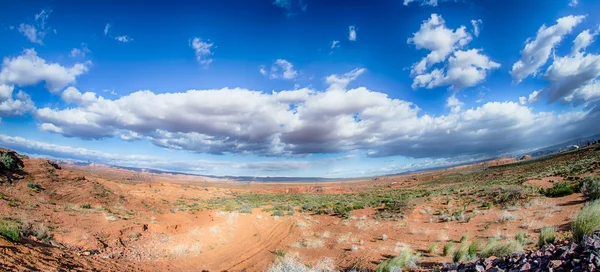 在犹他州的沙漠与蓝蓝的天空中谷全景图 — 图库照片