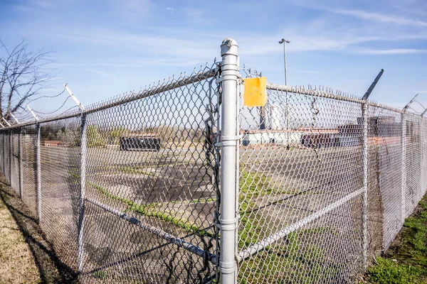 Цепной забор, обеспечивающий охрану периметра собственности — стоковое фото