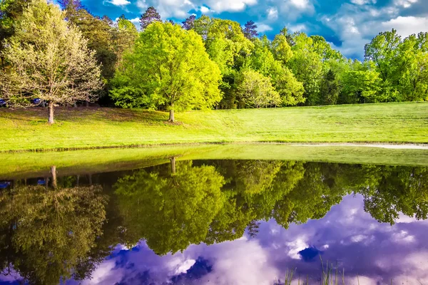Prachtige landschap en reflecties in water — Stockfoto