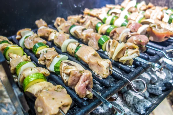 Prato de carne shish em espetos em uma grelha em umas férias — Fotografia de Stock