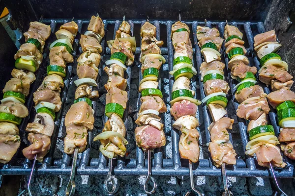 Prato de carne shish em espetos em uma grelha em umas férias — Fotografia de Stock
