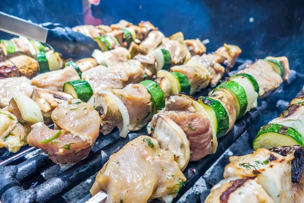 Steak shishkabob skewers with vegitables cooking on flaming gril — Stock Photo, Image