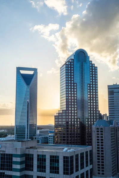 Solnedgång över stadssilhuetten charlotte i north carolina — Stockfoto