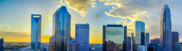 Atardecer sobre Charlotte City skyline de Carolina del Norte — Foto de Stock