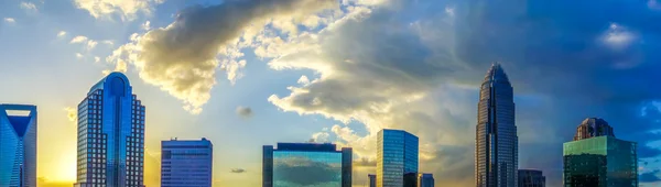 Sunset over charlotte city skyline of north carolina — Stock Photo, Image