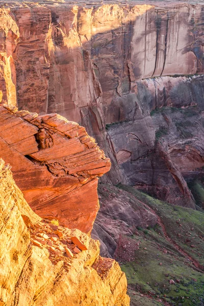 Formaciones rocosas a lo largo de la cornisa de la curva herradura en arizona — Foto de Stock