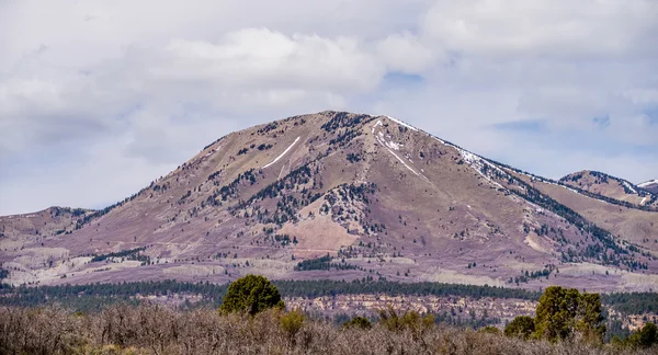 Landscape overlooking south peak and abajo peak mountains — Stock Photo, Image