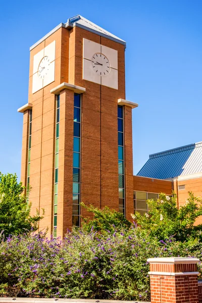 Arquitetura moderna e histórica no campus universitário — Fotografia de Stock