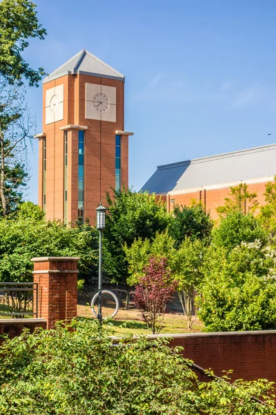 Arquitetura moderna e histórica no campus universitário — Fotografia de Stock