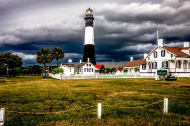 Tybee Adası plaj feneri ile gök gürültüsü ve şimşek
