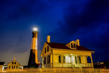 Tybee Adası plaj feneri ile gök gürültüsü ve şimşek