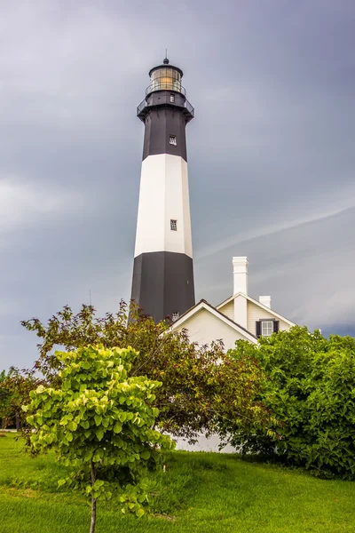 雷と稲妻とタイビー アイランド ビーチ灯台 — ストック写真