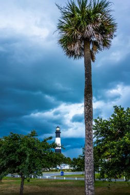 Tybee Adası plaj feneri ile gök gürültüsü ve şimşek