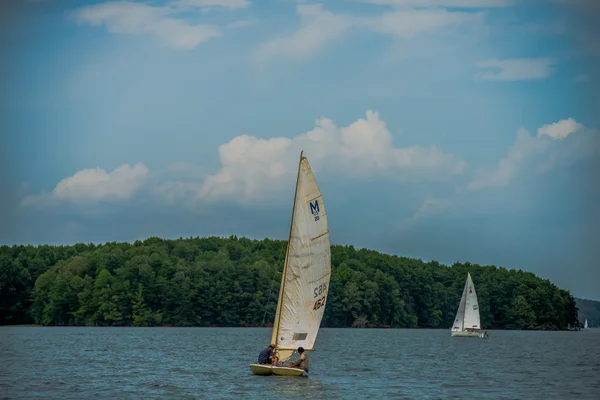 Velero en gran lago — Foto de Stock