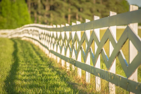 Bílý plot, vedoucí k velkým červená stodola — Stock fotografie