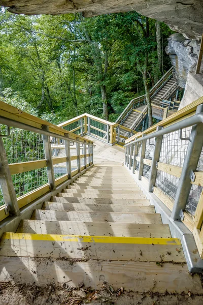 Seenlandschaften und Kaminfelsen — Stockfoto