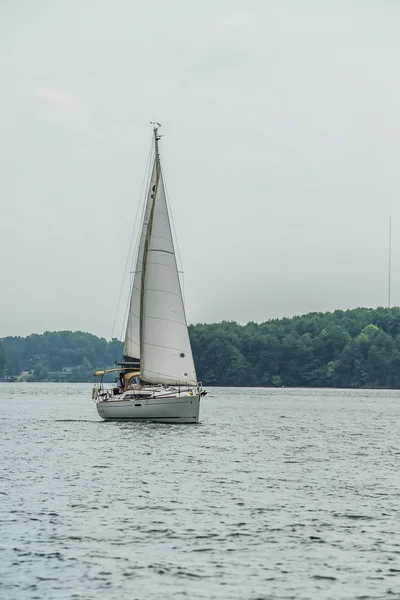 Velero en gran lago — Foto de Stock