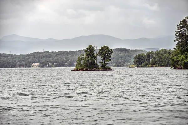 Koppla av på sjön keowee i sout carolina — Stockfoto