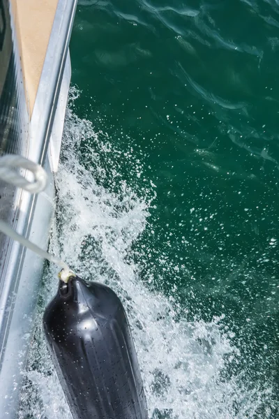 Golven van boot op meer wakker — Stockfoto