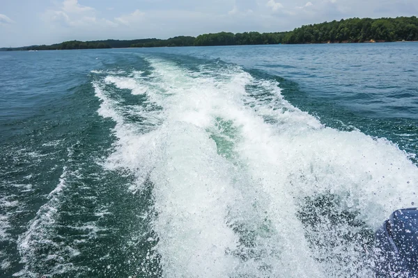 Vagues de sillage du bateau sur le lac — Photo