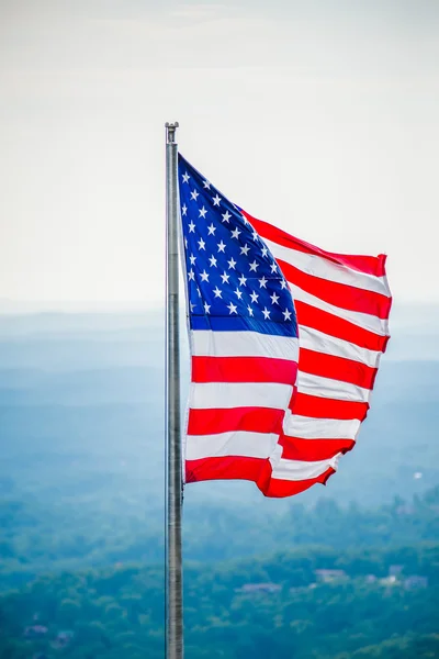 Chaminé rock e bandeira americana — Fotografia de Stock