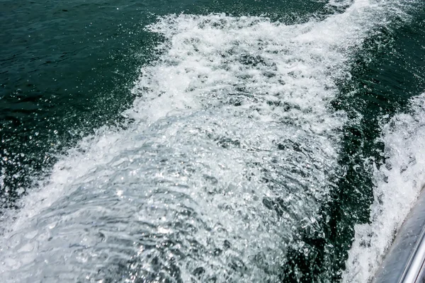 Волны от лодки на озере — стоковое фото