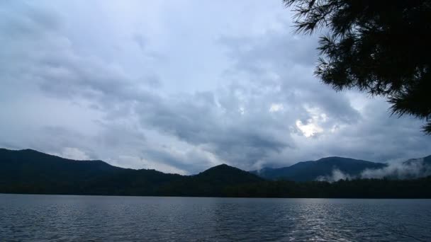 Lago Santeetlah en las montañas humeantes — Vídeos de Stock
