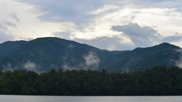 Lac Santeetlah dans les montagnes fumées — Video