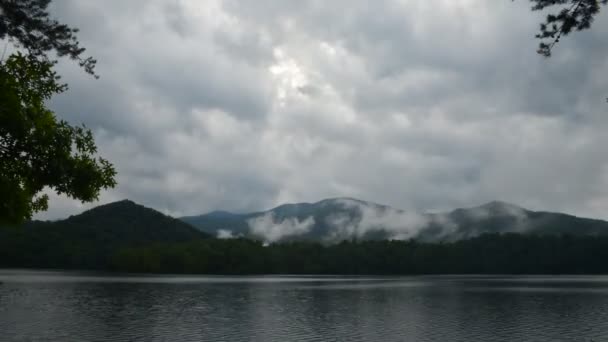 Lac Santeetlah dans les montagnes fumées — Video