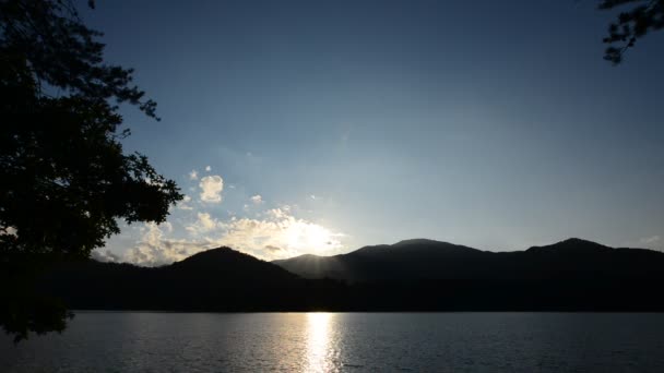 Lake santeetlah in rokerige bergen — Stockvideo