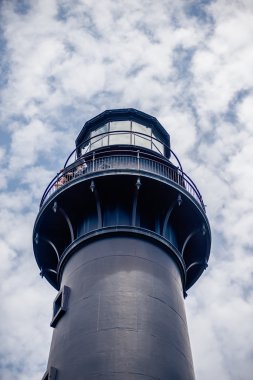 avcılık adası feneri mavi gökyüzü ile