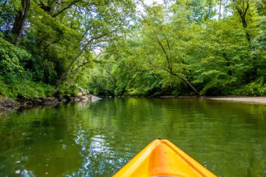 dağ nehir suları acele doğru kayık üzerinden görüntülemek