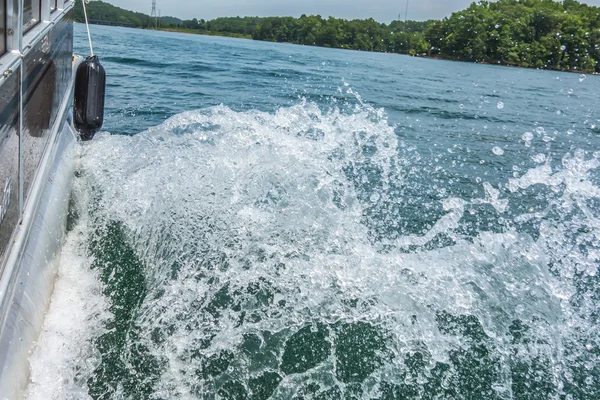 スピード ボートの背後にある湖の波 — ストック写真