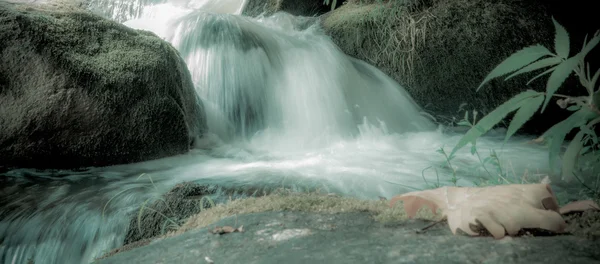 山で岩の上を流れる川 — ストック写真